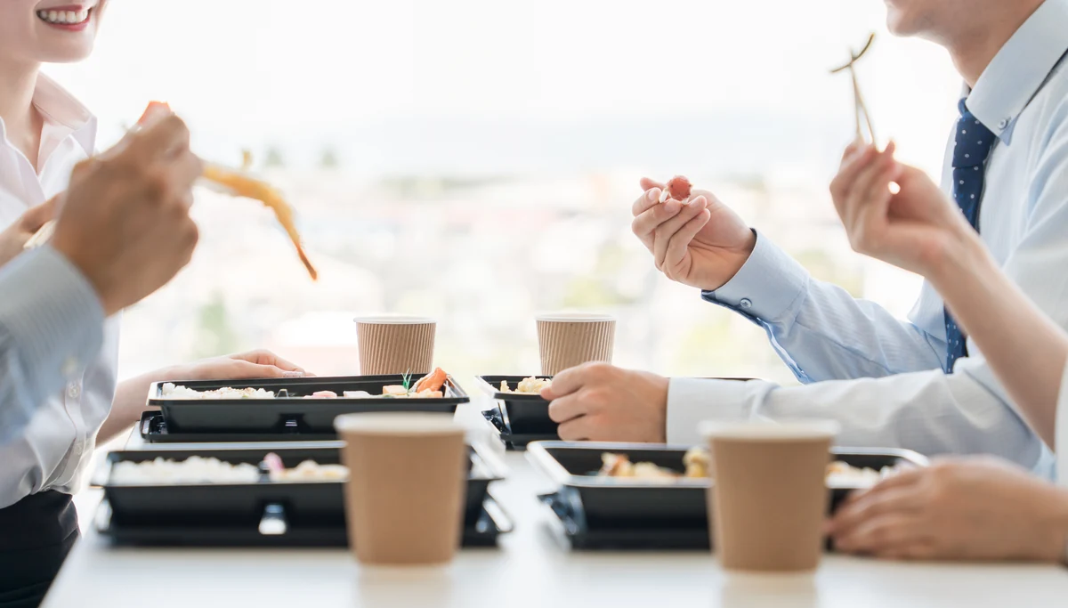 昼休みを過ごすスタッフ